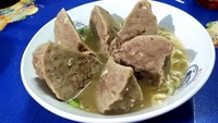 Bakso ini sebenarnya berbentuk bulat namun dipotong saling melintang tanpa putus. Sehingga saat direbus, bakso ini punya bentuk mekar seperti bunga. Foto: Istimewa
