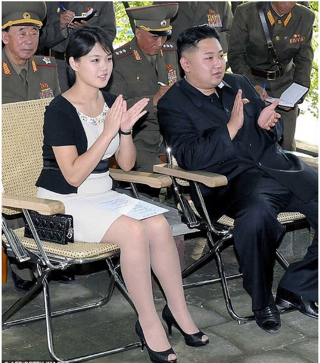 Istri Presiden Korea Utara, Ri Sol-Ju, sempat jadi perbincangan ketika tertangkap kamera membawa pouch atau tas kecil keluaran Dior seharga 1.000 poundsterling. Foto: ist