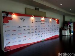 Mereka Antre Sejak Pagi Demi Raditya Dika dan Vidi Aldiano