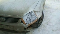 Kalau pakai galon dan botol bekas air minum sudah biasa kita lihat sebagai pengganti lampu mobil, barangkali lampu mobil pecah bisa diganti dengan gambar lampu mobil yang ditempel seperti ini. Foto: Life Buzz
