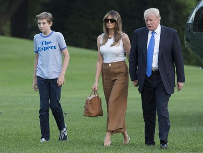Melania Trump, istri Presiden Amerika Serikat, Donald Trump, termasuk salah satu penggemar tas Hermes. Melania Trump pernah menenteng tas Hermes seri Birkin berharga ratusan juta rupiah saat tiba di Gedung Putih bersama Donald Trump dan Baron Trump. Foto: ist