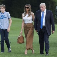 Melania Trump, istri Presiden Amerika Serikat, Donald Trump, termasuk salah satu penggemar tas Hermes. Melania Trump pernah menenteng tas Hermes seri Birkin berharga ratusan juta rupiah saat tiba di Gedung Putih bersama Donald Trump dan Baron Trump. Foto: ist