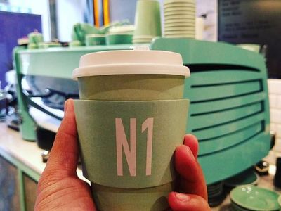 Asyiknya Ngopi dan Ngemil di Kafe Nuansa Biru Tosca Ini
