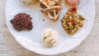 Piring ini memperlihatkan ragam makanan. Nadine mengatakan jika ini adalah porsi makan siangnya. Kira-kira apa saja ya itu?