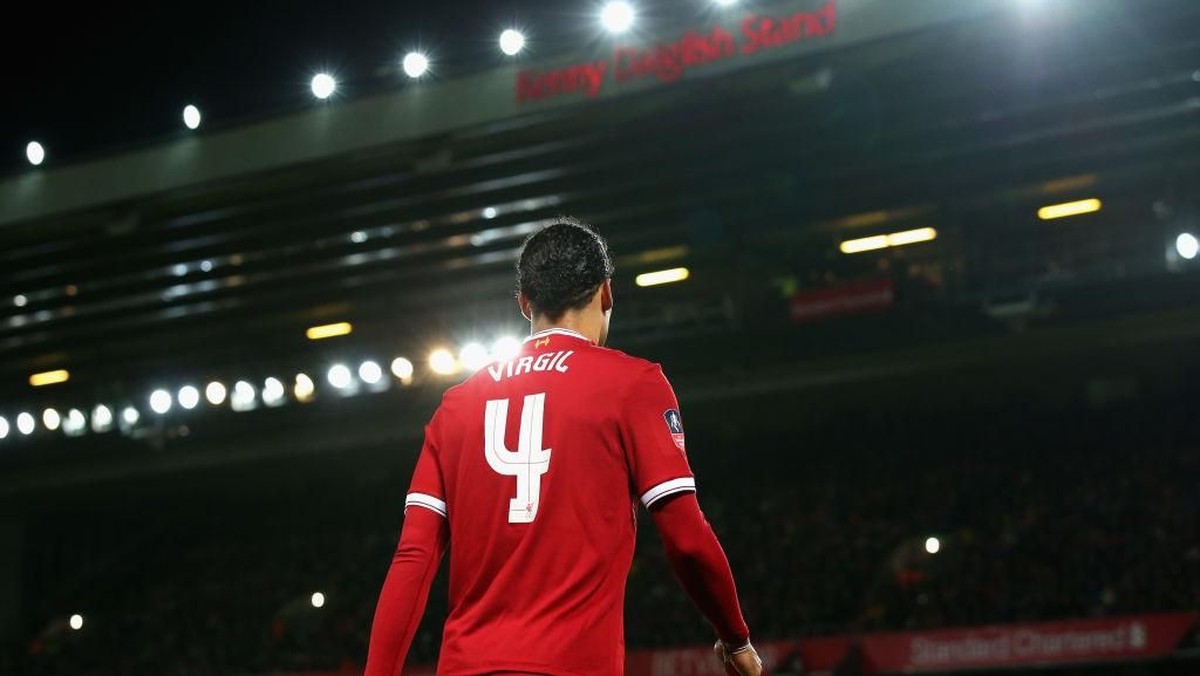 Van Dijk memberikan tantangan pada Carragher (Alex Livesey/Getty Images)