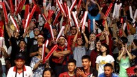 Penonton meneriakkan yel-yel dukungan.