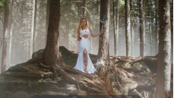 Ia pun tampil dengan busana putih nan sensual dalam iklan game ini. Foto: dok. Final Fantasy XV