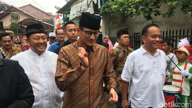 Temui Warga Kalisari, Sandi Disambut Marching Band Lagu Ondel-ondel Temui Warga Kalisari, Sandi Disambut Marching Band Lagu Ondel-ondel