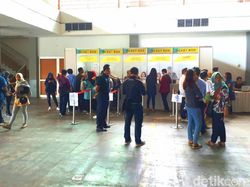 Mereka Antre Sejak Pagi Demi Raditya Dika dan Vidi Aldiano