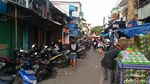 Foto: Warga Tamansari Jakbar Mengais Sisa-sisa Kebakaran