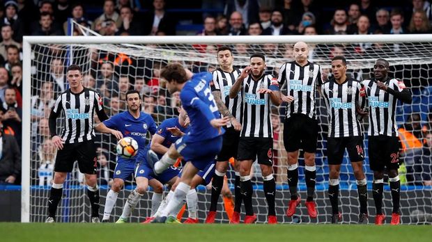 Marcos Alonso menutup kemenangan Chelsea 3-0 atas Newcastle.