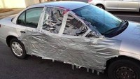 Lakban fungsinya bermacam-macam ya. Termasuk menjadi pengganti pintu mobil, tapi butuh berapa gulung lakban ya agar bisa menutup seluruh bagian pintu yang terbuka. Foto: Life Buzz