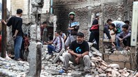 Warga berkerumun di lokasi kebakaran.
