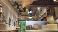 Meskipun areanya tak luas, berbentuk memanjang kafe ini ditata dengan warna biru tosca yang sejuk. Ada patung kuda pony yang diganting di langit-langit.Foto: Istimewa