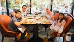 So Sweet! Arie Untung Sering Habiskan Waktu Makan Bersama Keluarganya