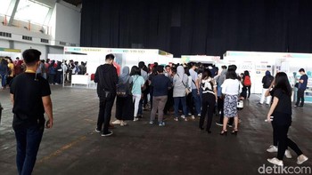 Hari ini yang akan tampil ada selebritas dan pendiri 8wood Alice Norin, penyanyi Vidi Aldiano, Writer dan Filmmaker Raditya Dika, serta Chef Andrian Ishak. Foto: detikINET/Fino Yurio Kristo