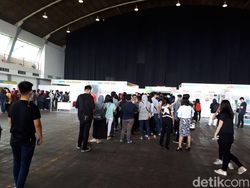 Mereka Antre Sejak Pagi Demi Raditya Dika dan Vidi Aldiano