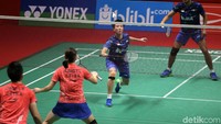 Tontowi/Liliyana bertanding melawan Zheng Siwei/Huang Yaqiong di final Indonesia Masters 2018.