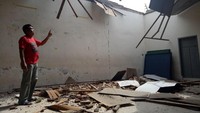 Ruang kelas dan 1 gedung aula SMP 23 Makassar rusak parah (Foto: Ibnu Munsir-detikcom)