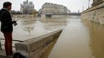 Foto: Paris Banjir, Pria Ini Malah Asyik Memancing di Sungai Seine