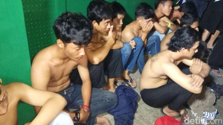 Bawa Sajam dan Hendak Tawuran di Cengkareng, 9 Pemuda Ditangkap Bawa Sajam dan Hendak Tawuran di Cengkareng, 9 Pemuda Ditangkap