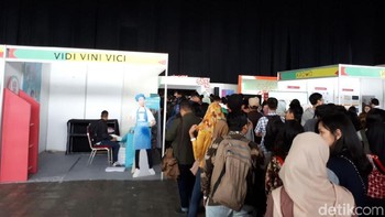 Antrean pun mulai menyemut. Foto: detikINET/Fino Yurio Kristo