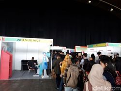Mereka Antre Sejak Pagi Demi Raditya Dika dan Vidi Aldiano