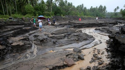 Foto: Gotong Royong Warga Filipina Lintasi Lahar Dingin Gunung Mayon