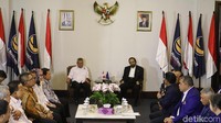 Rombongan KPU dan Bawaslu disambut oleh Ketum NasDem Surya Paloh.