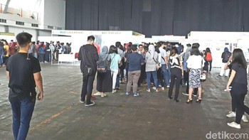 Antrean pun mulai menyemut. Foto: detikINET/Fino Yurio Kristo