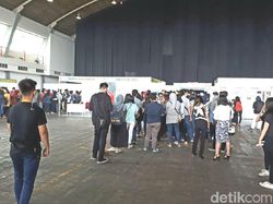 Mereka Antre Sejak Pagi Demi Raditya Dika dan Vidi Aldiano