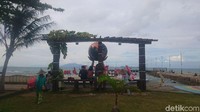 Desa Cikoneng terkenal dengan sebutan Lampung Cikoneng atau Lampung Pak Pekon lantaran empat kampung di desa tersebut dihuni oleh orang-orang keturunan Lampung. Bahasa keseharian yang digunakan masyarakat sana adalah bahasa Lampung. Jadi, jangan heran bila masuk ke desa itu wisatawan seakan menginjak tanah Lampung. (Muhammad Iqbal/detikTravel)