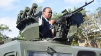 Presiden Kenya Uhuru Kenyatta saat meninjau angkatan pertama Armoured Personnel Carriers (APCs) di Nairobi. Februari 2016. (Foto: Dok. Capital News Kenya)