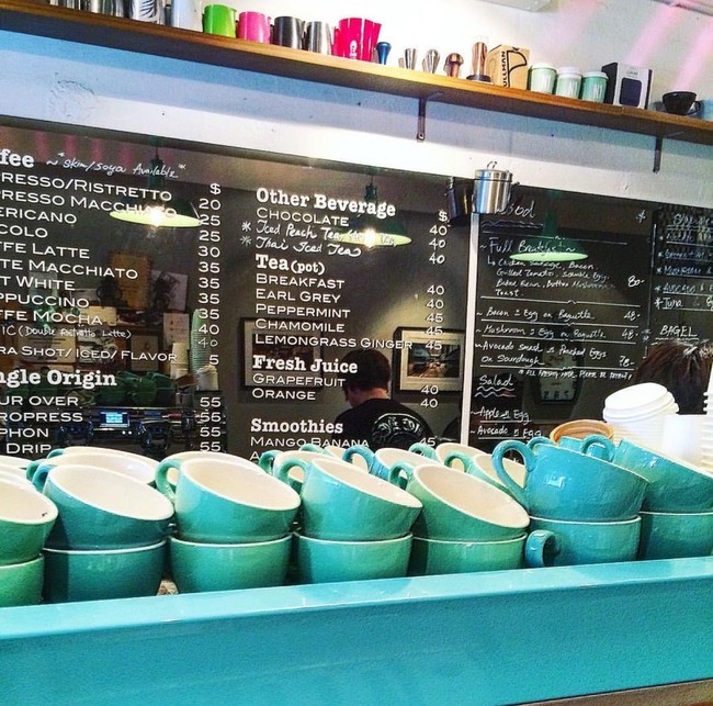 Bakso Unik Khas Indonesia Hingga Ngopi Cantik di Kafe Bernuansa Biru Tosca