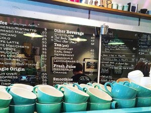 Bakso Unik Khas Indonesia Hingga Ngopi Cantik di Kafe Bernuansa Biru Tosca