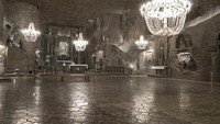 Wieliczka Salt Mine adalah komplek penambangan garam yang berlokasi di wilayah selatan Polandia. Destinasi ini punya komplek labirin yang terdiri dari beberapa lantai. Pada setiap lantai, tergambar perkembangan Wieliczka Salt Mine dari masa ke masa. Sejak 1978, Wieliczka Salt Mine menjadi salah satu Situs Warisan Dunia UNESCO. (Thinkstock)