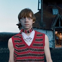 Sedangkan Ron Weasley jadi lebih keren dengan rompi bermotif, kemeja putih tanpa lengan serta syal. Foto: Instagram Gryffindior