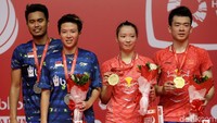 Zheng Siwei/Huang Yaqiong menunjukkan medali saat foto bersama dengan Tontowi/Liliyana.