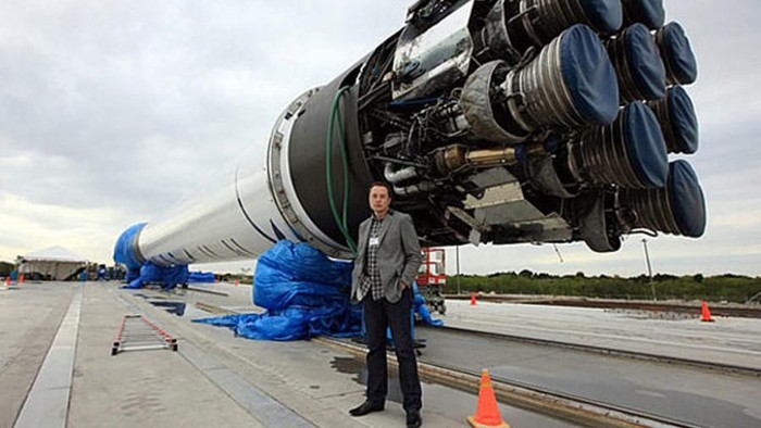 Foto: Elon Musk memamerkan Hyperloop yang hampir rampung Foto: Elon Musk memamerkan Hyperloop yang hampir rampung