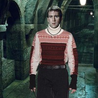Tak hanya wanita, tampilan karakter pria juga jadi lebih kekinian. Neville Longbottom seperti seorang model memakai atasan dari koleksi Fall/Winter 2016. Foto: Instagram Gryffindior