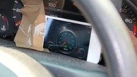 Malas membetulkan speedometer yang rusak? Mungkin Otolovors bisa mengunduh aplikasi speedometer pada ponsel kemudian ditempelkan di layar MID mobil. Foto: Life Buzz