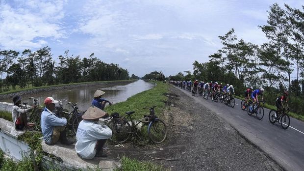 Para pebalap memacu kencang sepedanya dalam ajang Tour de Indonesia 2018.