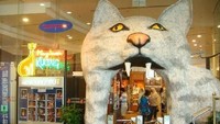 Di Serawak, Malaysia tepatnya di lantai bawah gedung Kuching north City Hall Headquartersterdapat Museum Kucing atau Cat Museum. Di sini traveler bisa menemukan  berbagai artefak, hiasan berbentuk kucing lucu, mainan, foto, perangko, suvenir, karya seni hingga patung yang berbentuk aneka kucing dari seluruh dunia. (sarawaktourism.com)