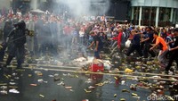 Dalam simulasi tersebut, massa pendemo bentrok dengan polisi.