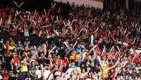 Penonton bersorak-sorai dan bertepuk tangan untuk menyemangati jagoannya.