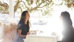 Di Sela Traveling, Nadine Chandrawinata Juga Sempat Berfoto dengan Makanan