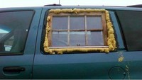 Jendela rumah yang sudah rusak jangan langsung dibuang. Barangkali bisa bermanfaat menjadi pengganti jendela mobil yang bolong seperti ini. Foto: Life Buzz