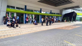 Satu persatu mulai berdatangan. Foto: detikINET/Fino Yurio Kristo