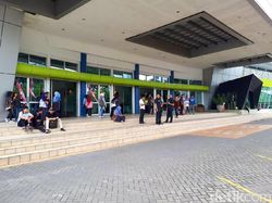 Mereka Antre Sejak Pagi Demi Raditya Dika dan Vidi Aldiano