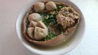 Makan bakso memang menggunakan mangkuk. Tapi yang satu ini mangkuknya juga bisa dimakan karena terbuat dari adonan bakso juga. Unik ya! Foto: Istimewa